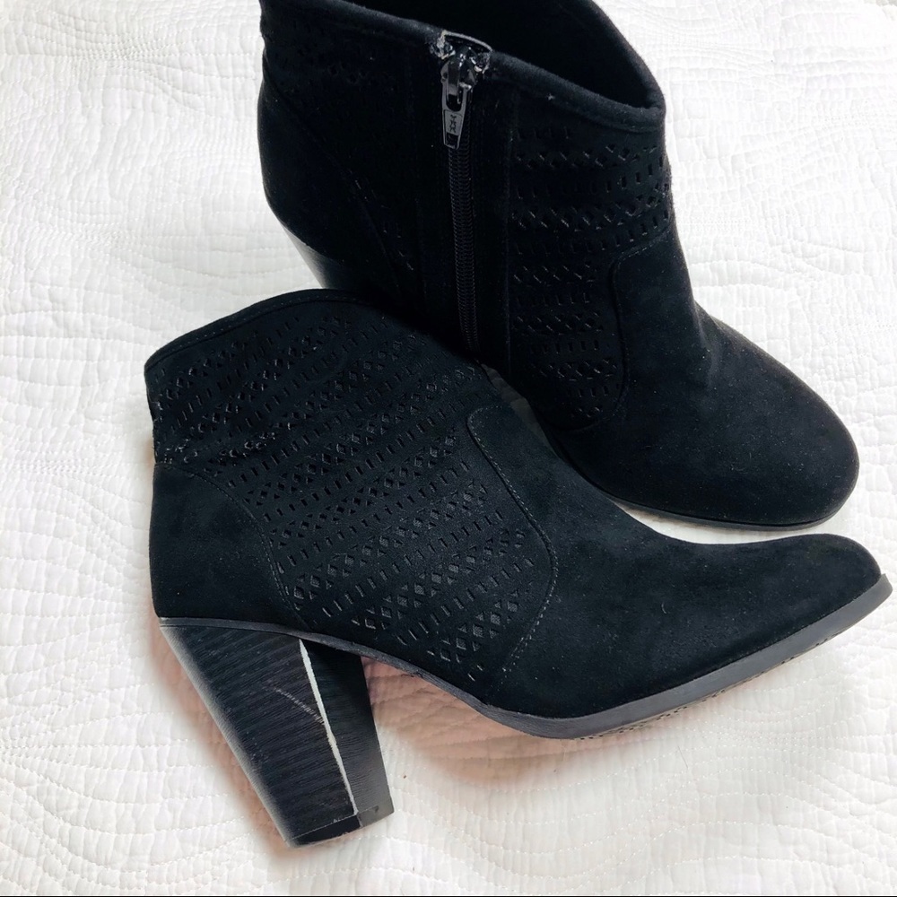 🔥 American Rag black faux suede booties sz9
